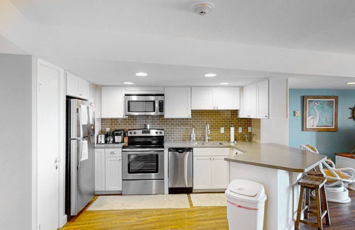 North Ocean City Condo | Terrific oceanfront condo with balcony, outdoor pool, & washer/dryer