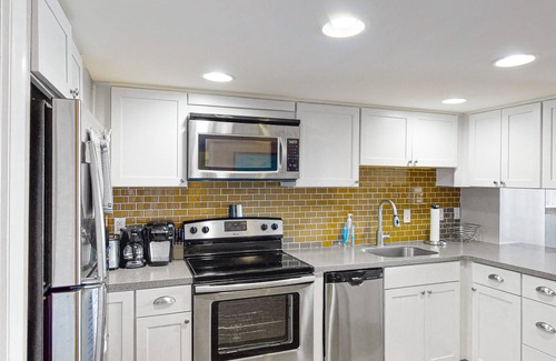 North Ocean City Condo | Terrific oceanfront condo with balcony, outdoor pool, & washer/dryer