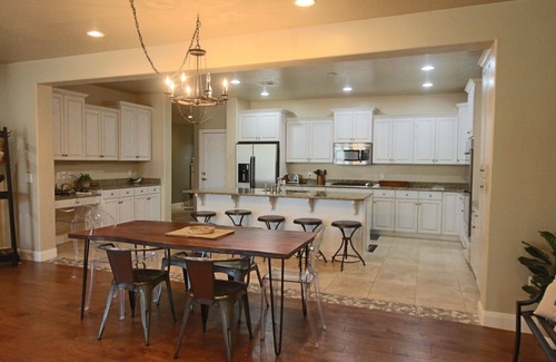 Hidden Valley House | Tessoro | Temporary Housing 3 Br 3.5 Ba with Pool Access 2 Car Garage