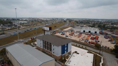 McNeil Hotel | Texas Bungalows Hotel and Hotel Que at i35 Austin Pflugerville