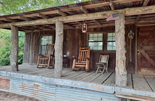 Eustace Cabin | Texas Bunkhouse at Bluegill Lake Cabins