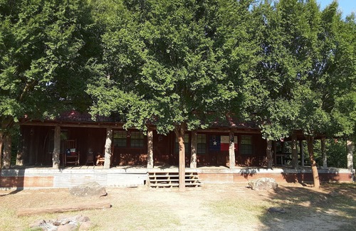 Eustace Cabin | Texas Bunkhouse at Bluegill Lake Cabins