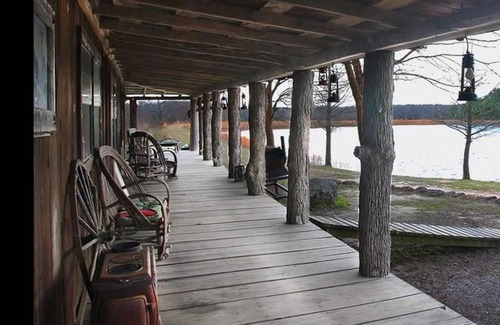 Eustace Cabin | Texas Bunkhouse at Bluegill Lake Cabins