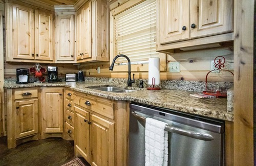 Hochatown Cabin | Texas Kind of Way - Hot Tub, Sleeping Loft, Pool Table, Free Firewood!