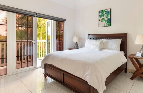 Orange Bay House | TH w/PVT Beach, Pool,Wi-fi, & AC in Little Bay CC