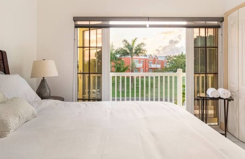 Orange Bay House | TH w/PVT Beach, Pool,Wi-fi, & AC in Little Bay CC