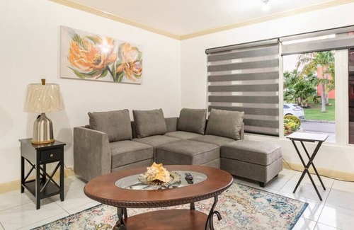 Orange Bay House | TH w/PVT Beach, Pool,Wi-fi, & AC in Little Bay CC