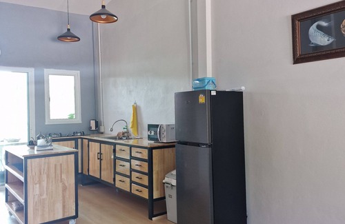Central Pattaya House | Thai Neighbourhood Duplex Stay- 3 bedroom Home with Close Proximity to the Beach