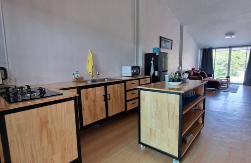 Central Pattaya House | Thai Neighbourhood Duplex Stay- 3 bedroom Home with Close Proximity to the Beach