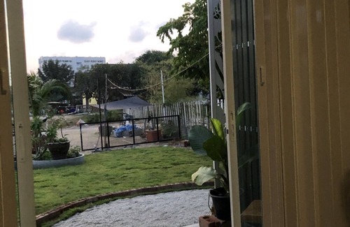 Central Pattaya House | Thai Neighbourhood Duplex Stay- 3 bedroom Home with Close Proximity to the Beach