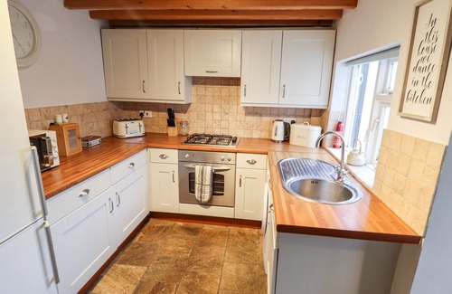 Roos Cottage | THAMES COTTAGE, pet friendly, character holiday cottage in Roos