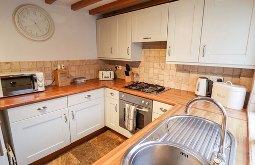Roos Cottage | THAMES COTTAGE, pet friendly, character holiday cottage in Roos