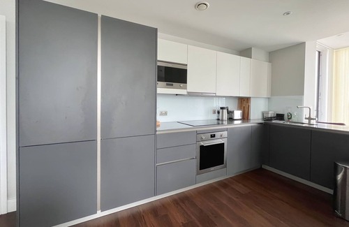 Canary Wharf Apartment | Thames River View Boutique Home