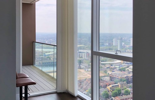 Canary Wharf Apartment | Thames River View Boutique Home