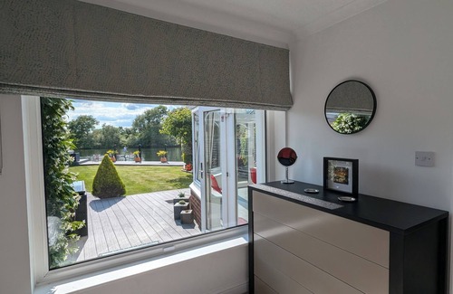 Elmbridge House | Thames Riverside Retreat: A Serene 3-Bed Bungalow