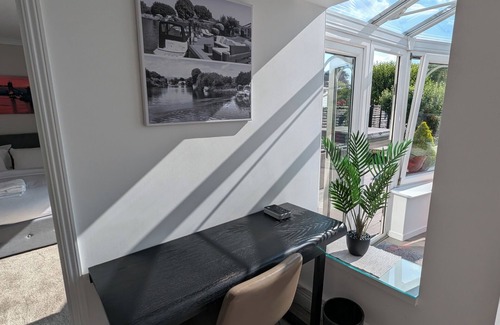 Elmbridge House | Thames Riverside Retreat: A Serene 3-Bed Bungalow