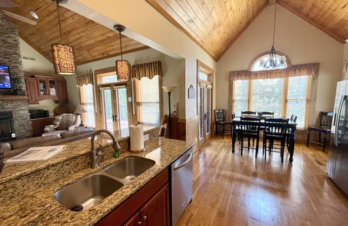 Sugar Mountain House | Thanksgiving wk open! The Trinity-Sugar Mtn-5 BR's, Hot Tub, Game rm, fireplace+