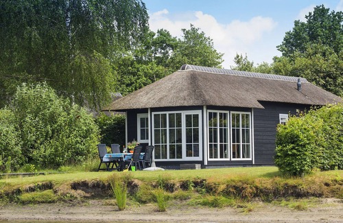 Hoge Hexel Ski Chalet | Thatched lodge with AC and a dishwasher, in green Twente