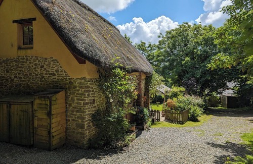 Holsworthy Cottage | Thatched one bedroom cottage, with private enclosed garden.