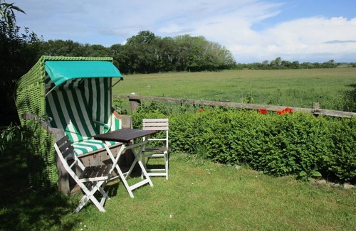 Nieblum Apartment | Thatched vacation home in an attractive location.