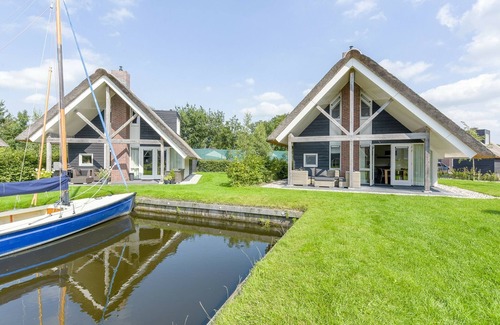 Terkaple Villa | Thatched water villa with microwave, in the Sneekermeer area