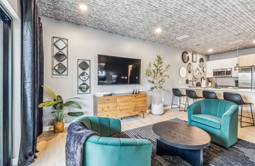 Downtown Nashville Condo | The 12/30 Lounge in Downtown Nashville - Walk to Broadway, Pool, Gym, Parking