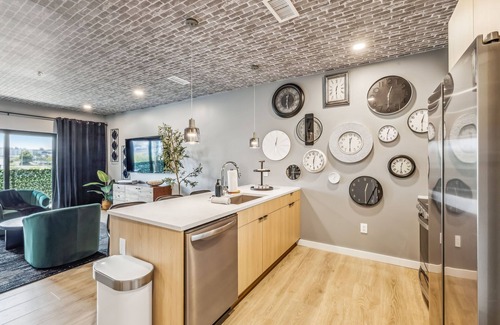 Downtown Nashville Condo | The 12/30 Lounge in Downtown Nashville - Walk to Broadway, Pool, Gym, Parking