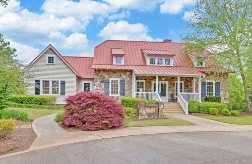 Toccoa Hotel | The 19th Hole Inn, Suite 2 at Currahee Club on Lake Hartwell