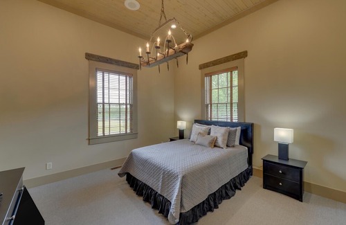 Toccoa Hotel | The 19th Hole Inn, Suite 2 at Currahee Club on Lake Hartwell