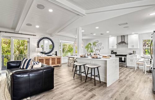 Anna Maria House | The 19th Hole | Luxury AMI Beach Home - Private Pool & Spa, 7 Hole Putting Green!