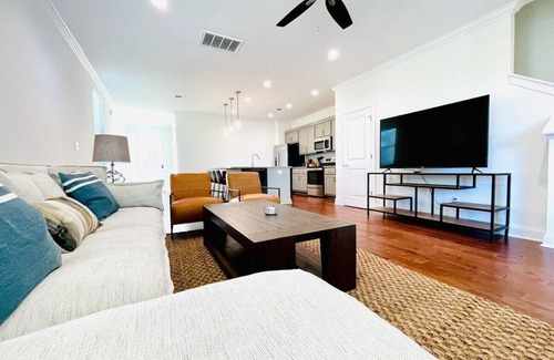 Oxford House | The 361, 3BR Family Retreat by Velvet Ditch Villas