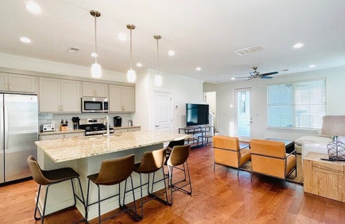 Oxford House | The 361, 3BR Family Retreat by Velvet Ditch Villas