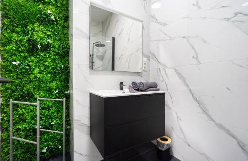 Saint-Laurent Apartment | The 99, Appartement sauna & parking