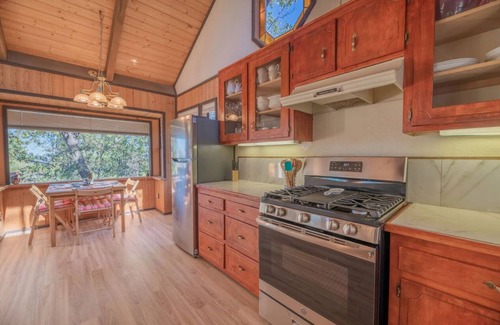 Upper Moonridge Cabin | The Abba's Nest + Hot-Tub & BBQ - Large Backyard!