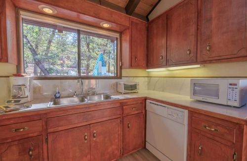 Upper Moonridge Cabin | The Abba's Nest + Hot-Tub & BBQ - Large Backyard!