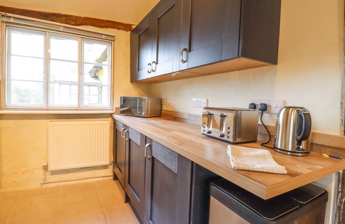 Bury St Edmunds Cottage | THE ABBEY COTTAGE, pet friendly, with hot tub in Windsor Green