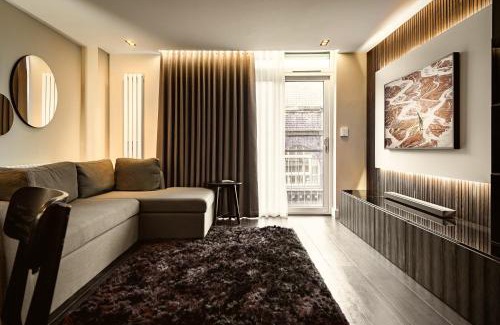 Leicester City Centre Apartment | The Acacia, Luxury with Private Balcony + Parking