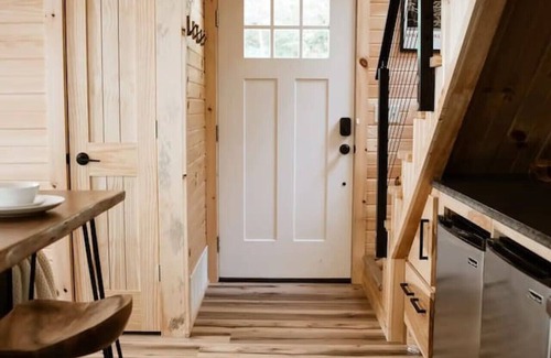 Rockbridge Cabin | The Acorn: Hot tub, Private Trail, Firepit, Swing