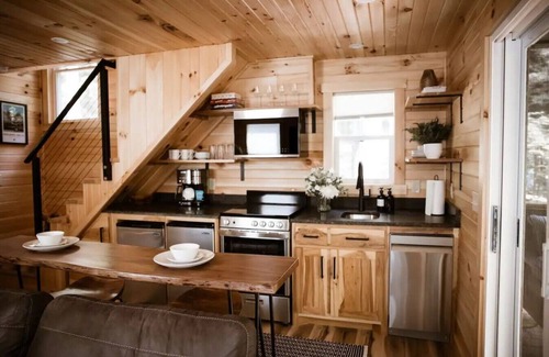 Rockbridge Cabin | The Acorn: Hot tub, Private Trail, Firepit, Swing
