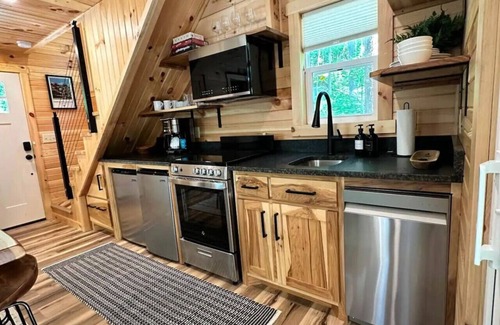 Rockbridge Cabin | The Acorn: Hot tub, Private Trail, Firepit, Swing