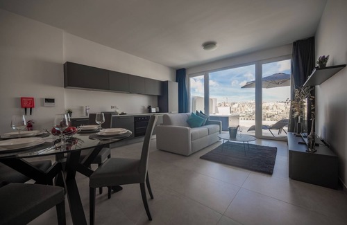 Pieta Apartment | The Address Seafront Penthouse 16 + Hot Tub