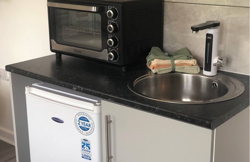 Heathrow Villages Apartment | The Airport Getaway. 3 mns drive from Heathrow Aprt, relaxing and cosy space