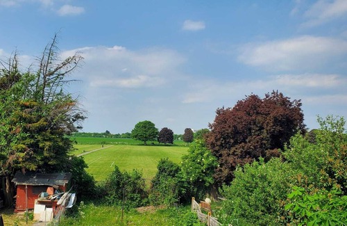 Heathrow Villages Apartment | The Airport Getaway. 3 mns drive from Heathrow Aprt, relaxing and cosy space