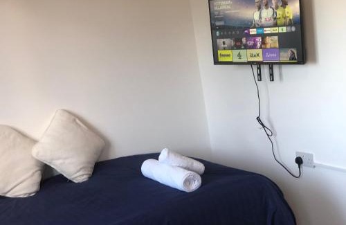 Hillingdon Apartment | The Airport Getaway