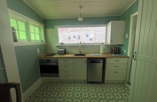Dunedin Cottage | The Albion Cottage in beautiful colourful garden