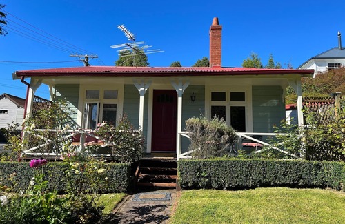 Dunedin Cottage | The Albion Cottage in beautiful colourful garden
