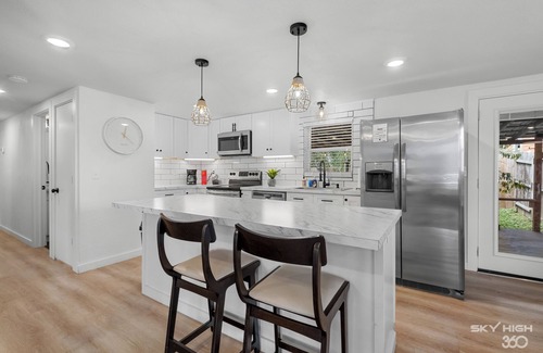 Downtown House | The All American - Pet Friendly, Direct Trail Access & Walk To Crystal Bridges!