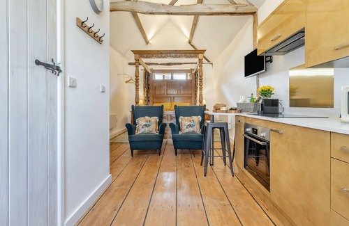 Westbrook Court House | The Alpaca Lookout - One Bedroom House, Sleeps 2