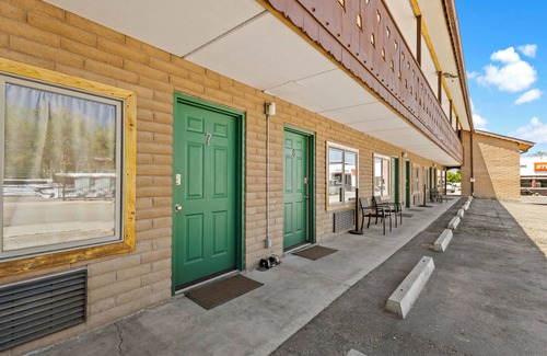 Collbran Hotel | The Alpine Motel