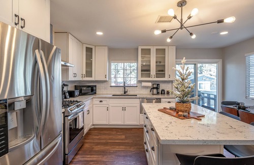 Big Bear City House | The Alpine Oasis: Sauna, Jacuzzi, Game Room!